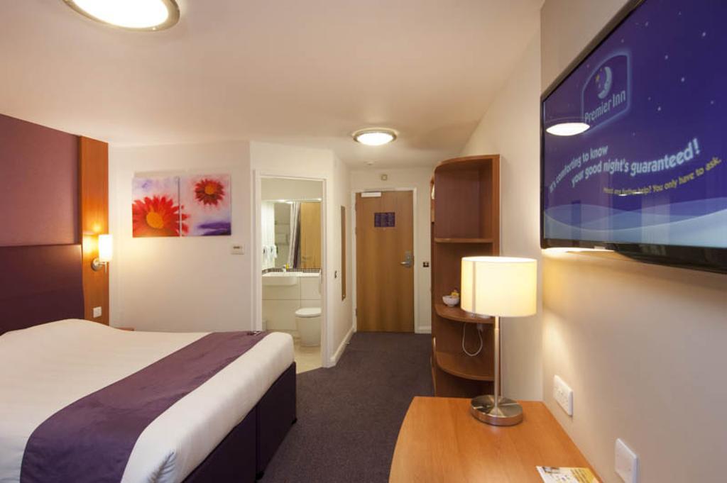 Premier Inn Cobham 科伯姆 外观 照片
