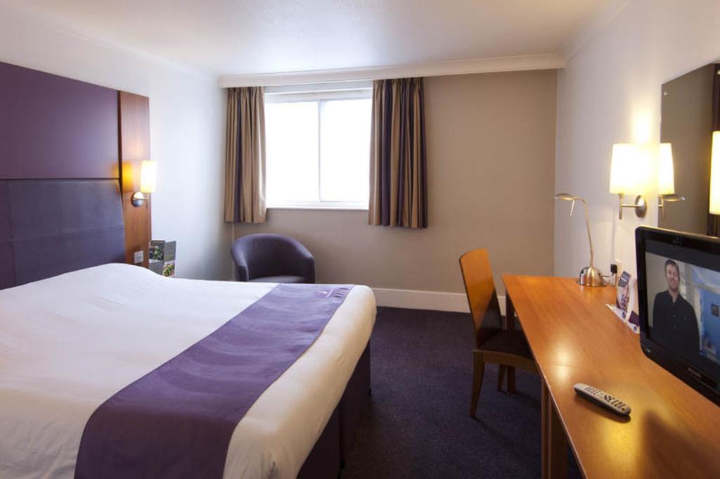 Premier Inn Cobham 科伯姆 外观 照片