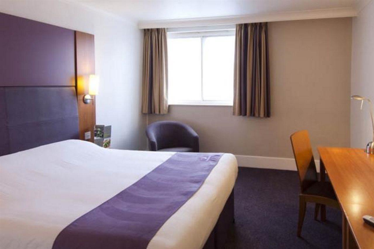 Premier Inn Cobham 科伯姆 外观 照片