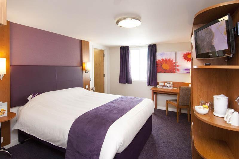 Premier Inn Cobham 科伯姆 外观 照片
