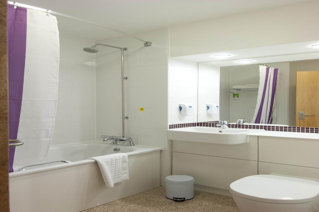Premier Inn Cobham 科伯姆 外观 照片