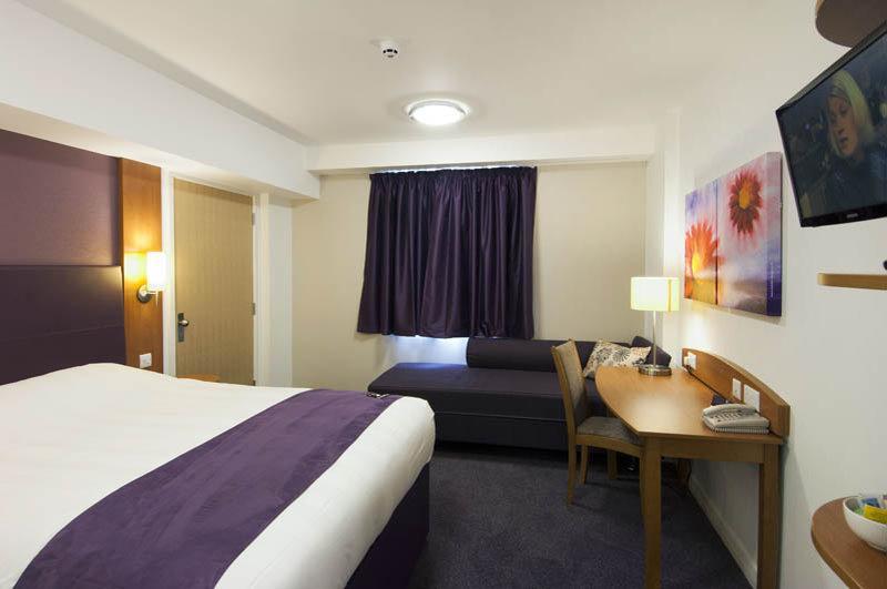 Premier Inn Cobham 科伯姆 外观 照片